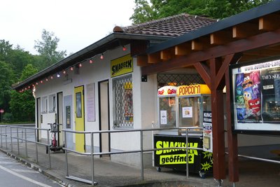 Das Autokino Langenhessen liegt an der Koberbachtalsperre. 