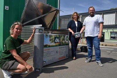 Jeannine Beck von Berndt Bio Energy hat das Öli-Sammelsystem auf dem Oelsnitzer Wertstoffhof vorgestellt. KEV-Geschäftsführer Norman Raschker und Kaia Hoereth vom Amt für Abfallwirtschaft waren ebenfalls mit dabei. 