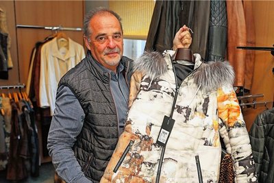 So modern können Lederjacken, kombiniert mit Pelz, aussehen. Die Werdauer mögen es aber meist traditioneller, sagt Jürgen Förster.