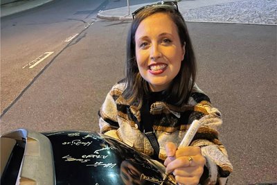 Popstar Alice Merton signiert das Kloppocar in Freiberg.