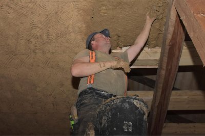 Lutz Heydeck fügt die Lehmwickel ein und verschmiert sie. Links das fertige Muster in der Decke.