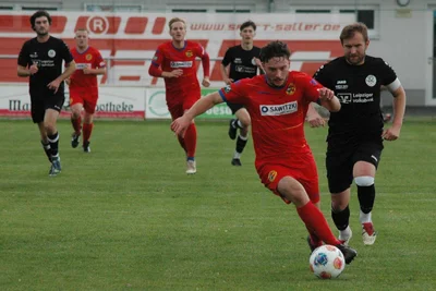 Jonny Glatz, der hier Ex-CFC-Spieler Benjamin Boltze enteilt, hatte in der ersten Halbzeit die Riesenchance zur Lunzenauer Führung.