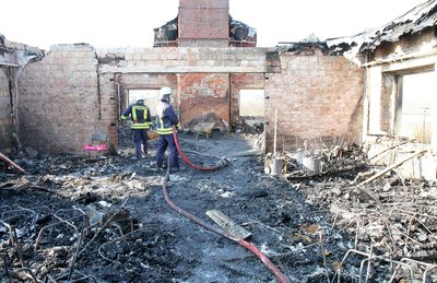 Das Feuer hat den Dachstuhl und große Teile des Hauses stark in Mitleidenschaft gezogen.