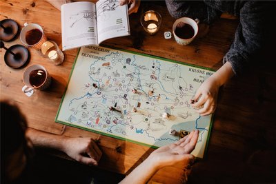 Das Brettspiel „Grenzenlos durchs Erzgebirge“: Der im November erscheinenden Winteredition liegt die neue „Erzgebirgs-Zeitung“ bei.