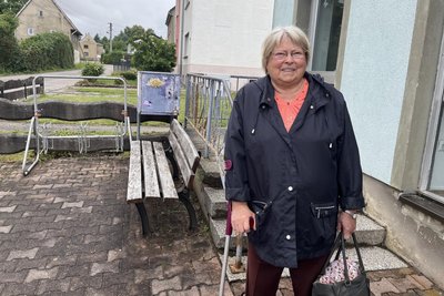 Margit Kitzig (86) aus Köthensdorf bedauert die Schließung des Tante-Emma-Ladens. Aufgrund eines Hüftleidens fällt das Laufen schwer.