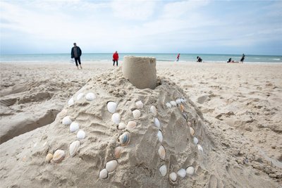 Nicht nur an der See wie im Bild können Sandburgen gebaut werden. In Werdau startet ein Ausscheid.