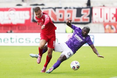 Jamilu Collins warf sich bei seinem Debüt voll für den FCE hinein. Hier kämpfte er gegen Essens Marvin Obuz um den Ball.