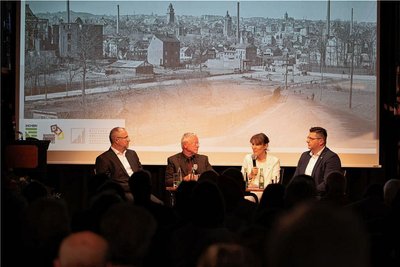 Plauens OB Steffen Zenner, Historiker Gerd Naumann, Hofs OB Eva Döhla und Landrat Thomas Hennig (von links) diskutierten die damaligen Ereignisse.