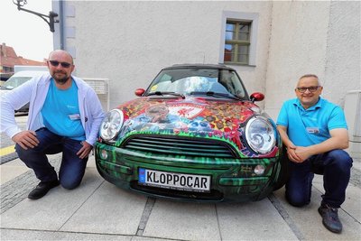 Robert Ahnert (l.) und Udo Klemm von „Unser Freiberg“ mit dem Kloppocar.