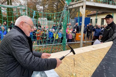 So sieht es aus, wenn ein Bürgermeister den Nagel auf den Kopf trifft. Lengenfelds Ortschef Volker Bachmann beim Richtfest für den Hortanbau. Rechts Zimmerermeister Jörg Gerbet von der Firma Weis, die den Holzbau hochgezogen hat.