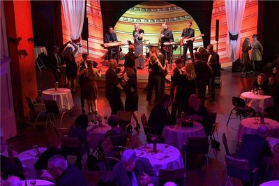 Stimmung beim bisher letzten Bühnenball im Freiberger Theater im Jahr 2019  unter dem Motto "Das kommt mir spanisch vor" mit der Party- Galaband Lightning Family auf der Hauptbühne. 2022 wird es keinen Bühnenball in Freiberg geben.