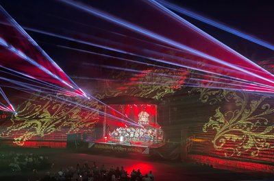 "Waldbühne anders erleben" bot ein faszinierendes Spektakel aus Musik, Licht und Lasershow. Zu vorgerückter Stunde am Samstagabend huldigten die Harmonikaspatzen Queen und Freddie Mercury.