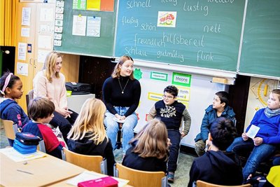 Schüler einer 4. Klasse einer Grund- und Hauptschule in Braunschweig nehmen an einer Glücksstunde teil - an der Tafel stehen verschiedene Komplimente. 
