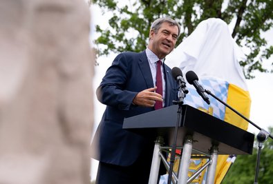 Bayerns Ministerpräsident Markus Söder (CSU) nimmt an der Enthüllung eines Denkmals anlässlich des 140. Todestages des bayerischen "Märchenkönigs" Ludwig II. teil. 