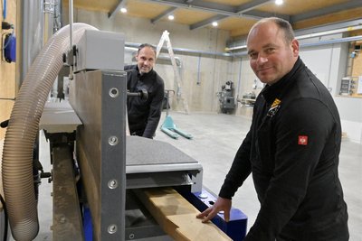Falk Baumann (rechts) und Altgeselle Christian Müller in der Werkstatt, die im Erdgeschoss der früheren Scheune eingerichtet wurde. Zusammen mit dem einstigen Stall bietet es zudem Platz für Lager, Büros und Sanitärräume.