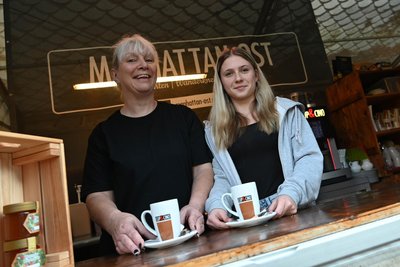 Annett Thurmann (links) hatte nebenbei im Köthensdorfer Einkaufszentrum als Verkäuferin gearbeitet, hier mit Alina Schilde im Biergarten „Manhattan Ost“ in Rochsburg.