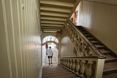 Die barocke Holztreppe im Rittergut Bösenbrunn ist einer der Untersuchungsstellen des Restaurators. Am profilierten Geländer wird nach historischen Farbfassungen gesucht.