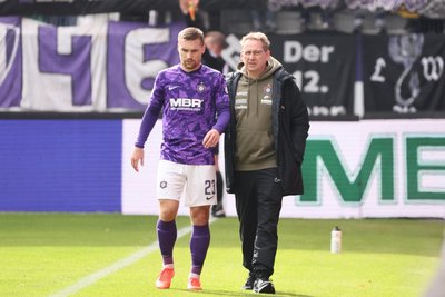 Anthony Barylla (links) und Mannschaftsarzt Heiko Dietel auf dem Weg in die Kabine.