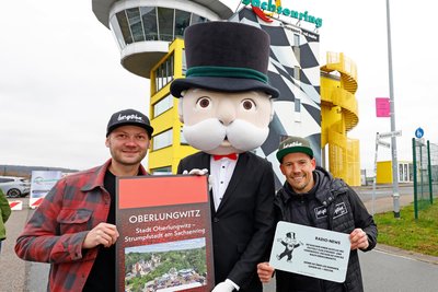 Bürgermeister Thomas Hetzel (links) und Veranstaltungsmanager Ronald Haß mit "Mister Monopoly".