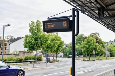 Am Reichenbacher Bahnhof sind neue digitale Fahrgastinformationstafeln aufgestellt worden.
