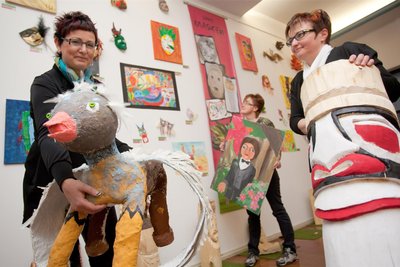 Das Kinder- und Jugendkunstsymposium war die Idee von Simone Georgi (l.). Hier beim Aufbau einer Sonderschau.