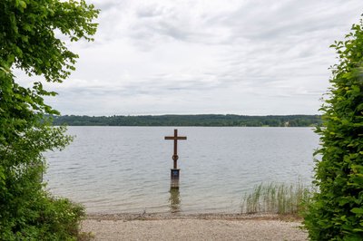 Ein Kreuz im Starnberger See markiert die Stelle, an der König Ludwig II. vor 140 Jahren tot gefunden wurde.