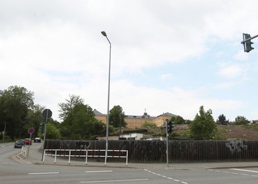 Links die Chamissostraße, hinten das Lessing-Gymnaium. Eine Kleingartenanlage musste für den geplanten Hallenbau bereits weichen. 