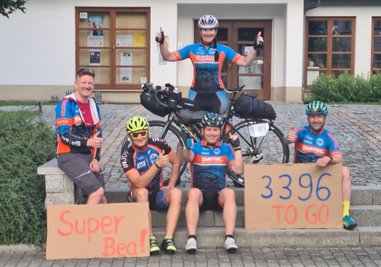 Die Auerbacherin Bea Frank (auf dem Foto hinten) hat es bis ins Vogtland geschafft. Am Samstag startete sie ihre Fahrradreise beim Northcape4000.