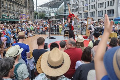 Große Kleinkunst, viele Hüte: Das Chemnitzer Hutfestival 2024 zählte nach Angaben der Veranstalter trotz unbeständigen Wetters 55.000 Besucher, darunter viele Familien und Gäste von außerhalb. Im Kulturhauptstadtjahr 2025 ist das nächste Hutfestival für den 30. Mai bis 1. Juni geplant.