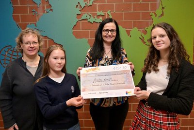 Stellvertretend überreichten die Achtklässlerin Annica (vorn links), die Elftklässlerin Melissa (rechts) und die stellvertretende Schulleiterin Grit Vogel (links) der Internationalen Schulen Niederwürschnitz die Spende an Damaris Günther-Schmidt von der Arche (Mitte).
