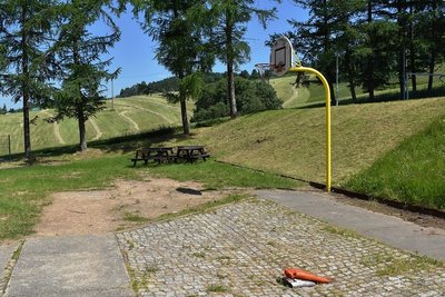 Für Ballspiele im Sportunterricht steht den Schülern dieser Teil des Pausenhofes zur Verfügung. Ein Spielfeld gibt es nicht. Sprintwettbewerbe müssen auf der Straße an der Schule absolviert werden. 