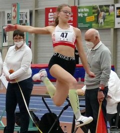 Emilia Aurich, die im Weitsprung Rang 11 belegte, wurde im Hochsprung Fünfte. 