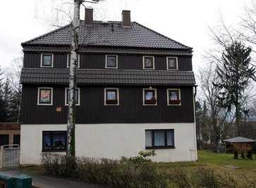 
              <p class="artikelinhalt">In diesem, ihrem eigenen Haus an der Hauptstraße, starb die Frisörin Birgit S. im Februar 2007, zwei Monate nach der Hochzeit mit einem Tunesier. Sie wurde erwürgt in der Badewanne gefunden. </p>
            