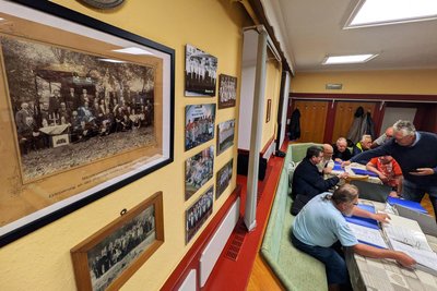 Im Vereinsdomizil im Gasthof erinnern viele Bilder an die Historie des Chors.