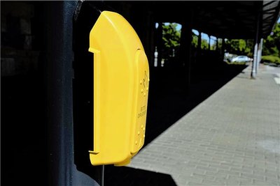 Wer auf diesen gelben Schalter drückt, bekommt die Abfahrtszeiten am einzelnen Bussteig automatisch angesagt.