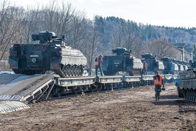 Per Zug geht es zunächst zum Truppenübungsplatz Klietz.