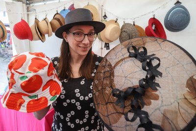 Von praktisch bis besonders elegant: Carina Kunth vom Leipziger Fachgeschäft „Der Hutladen“ verkauft seit Jahren Hüte auf dem Hutfestival.