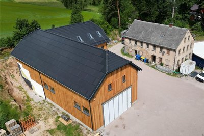 Der ehemaligen Bauernhof in Lauterhofen aus der Luft: Scheune und ehemaliger Stall wurden saniert und zum Firmensitz ausgebaut, das Scheunendach mit einer Solaranlage versehen. Das ehemalige Wohnhaus soll im nächsten Schritt hergerichtet werden. Zudem bietet das Areal ausreichend Platz für den Fuhrpark und als Lagerfläche.