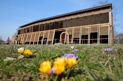Das 42 Meter lange und neun Meter hohe Gradierwerk wird eine der Attraktionen auf dem Gartenschaugelände in Oelsnitz/E. Hier soll Sole aus der Tiefe als feiner salzhaltiger Nebel herabrieseln. Blüten sind derzeit noch Mangelware auf dem Areal. Das soll sich bald ändern: Insgesamt werden auf dem Gelände des ehemaligen Rangierbahnhofes aus der Zeit des Steinkohleabbaus 366.000 Pflanzen in den Boden gebracht.