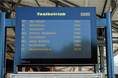 Die große Anzeigetafel listet die Abfahrtszeiten von Bussen und Bahnen mit Zeit und Steigen auf.