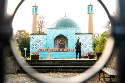Ein Polizist während einer Razzia auf dem Gelände des Islamischen Zentrums Hamburg mit der Blauen Moschee.
