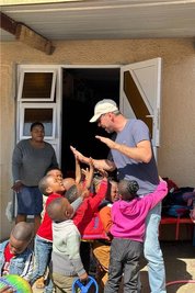 Im Kayamandi Township nahe Kapstadt begrüßt der Nachwuchs im Kindergarten jeden weißen Gast überschwänglich.