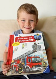 Der vierjährige Tobias Neuner aus Saulgrub im Landkreis Garmisch-Partenkirchen (Bayern) zeigt am sein Kinderbuch zum Thema Feuerwehr.