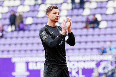 Torwart und Kapitän Martin Männel nach dem Spiel gegen Verl vor der Fankurve. 