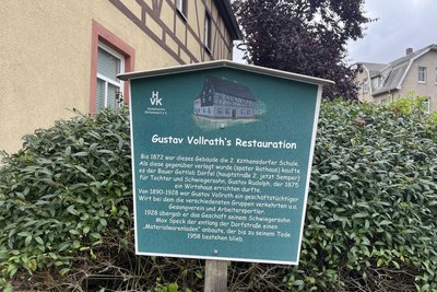 Das Haus an der Köthensdorfer Hauptstraße war früher schon ein Laden, später am Anbau kamen Konsum und Einkaufszentrum hinzu.