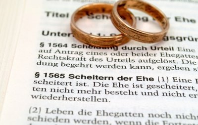 Die grundlegenden rechtlichen Fragen der Ehescheidung sind seit 1900 im Bürgerlichen Gesetzbuch niedergelegt.