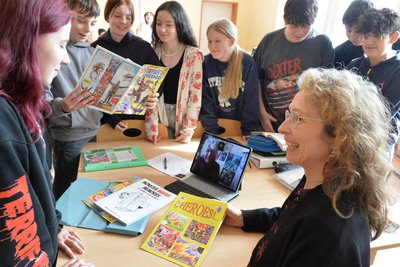 Klassenlehrerin Jana Bens-Wiewiorski mit Schülern der Klasse 7c der Oberschule „Clara Zetkin“ in Freiberg, die gemeinsam ein Comic-Projekt mit dem englischen Künstler Tim Quinn umgesetzt haben.