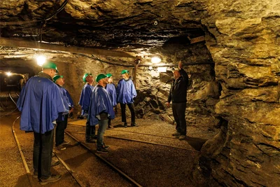 Eine Reise durch drei Bergbauepochen erleben die Gäste im Markus-Röhling-Stolln in Frohnau. Dort war erst im vorigen Jahr ein  in Betrieb genommen worden.