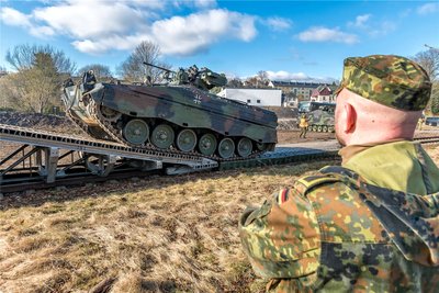 Die Rampe bewährt sich. Die Fahrer brauchen einiges Geschick, um die Schützenpanzer sicher auf die Waggons zu bringen.