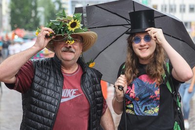 Die Wiedemanns aus Meerane waren clevererweise gleich mit Schirm zum Hutfestival gekommen. Vater Dirk hatte einen Faschingshut auf, Sohn Magnus den Zylinder vom Uropa.